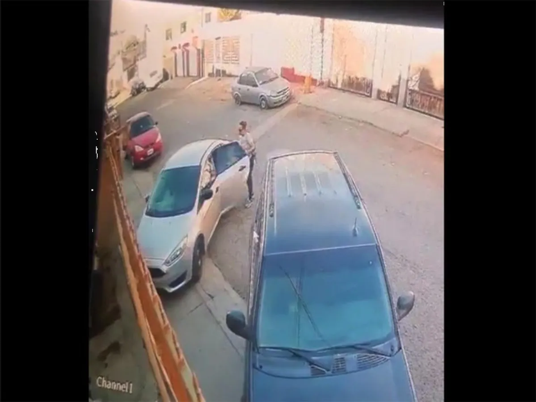 Ejecutan a una mujer policía frente a su hija: Video