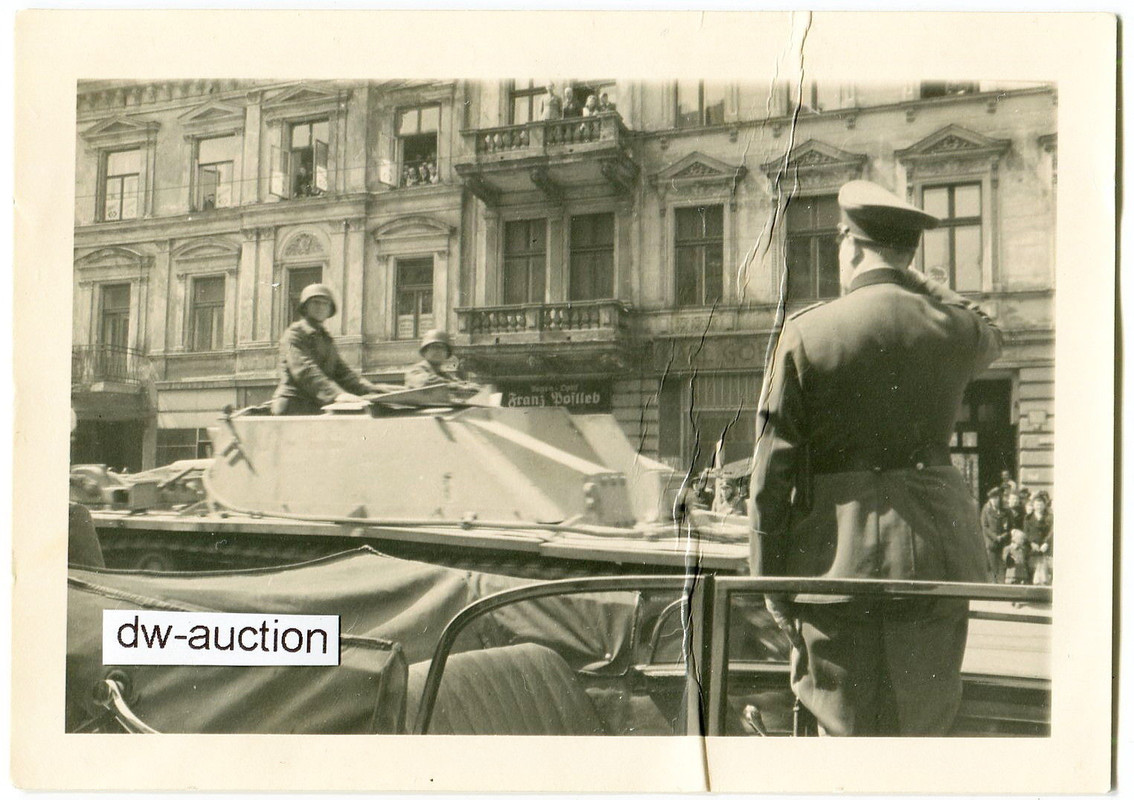 Sturmgeschütz mit Kommandant im Turm , Stug. Abt