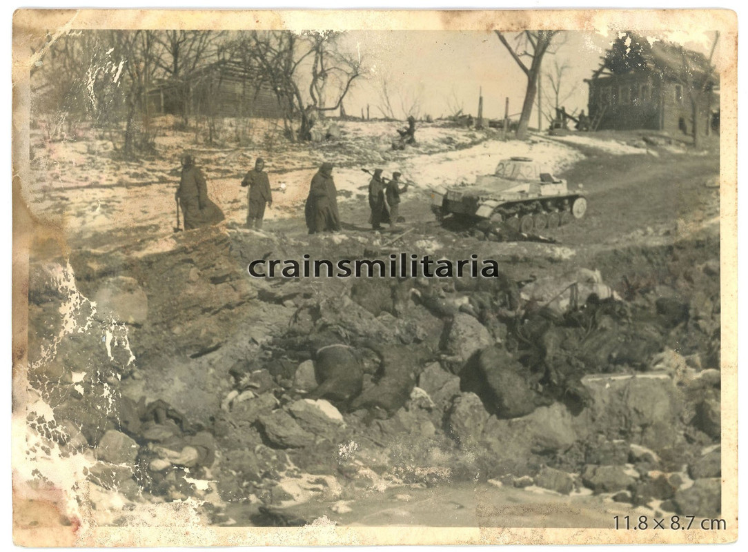 Orig Foto Vormarsch Panzer II Tank bei Opfer in Bombentrichter in Russland 1942