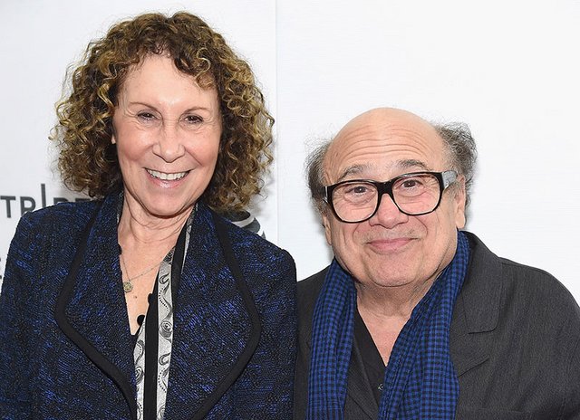 https://i.postimg.cc/gcxjdHvz/danny-devito-rhea-perlman-divorce-1.jpg