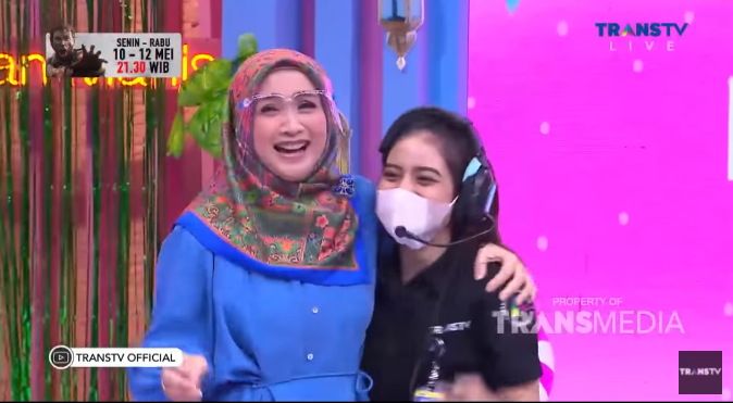 Desy Ratnasari bertemu kru TV yang sempat tak mengenalinya