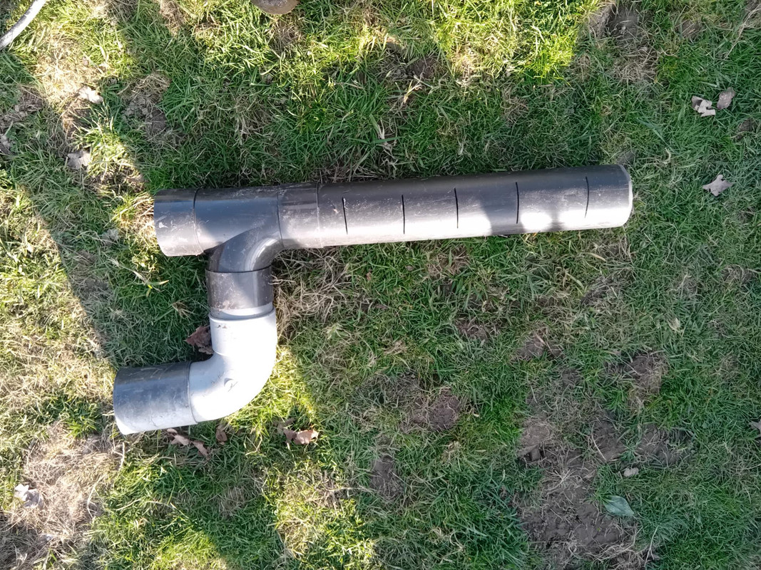 le drain, ouvert des 2 côtés, et qui remonte en coude vers le 2e bassin