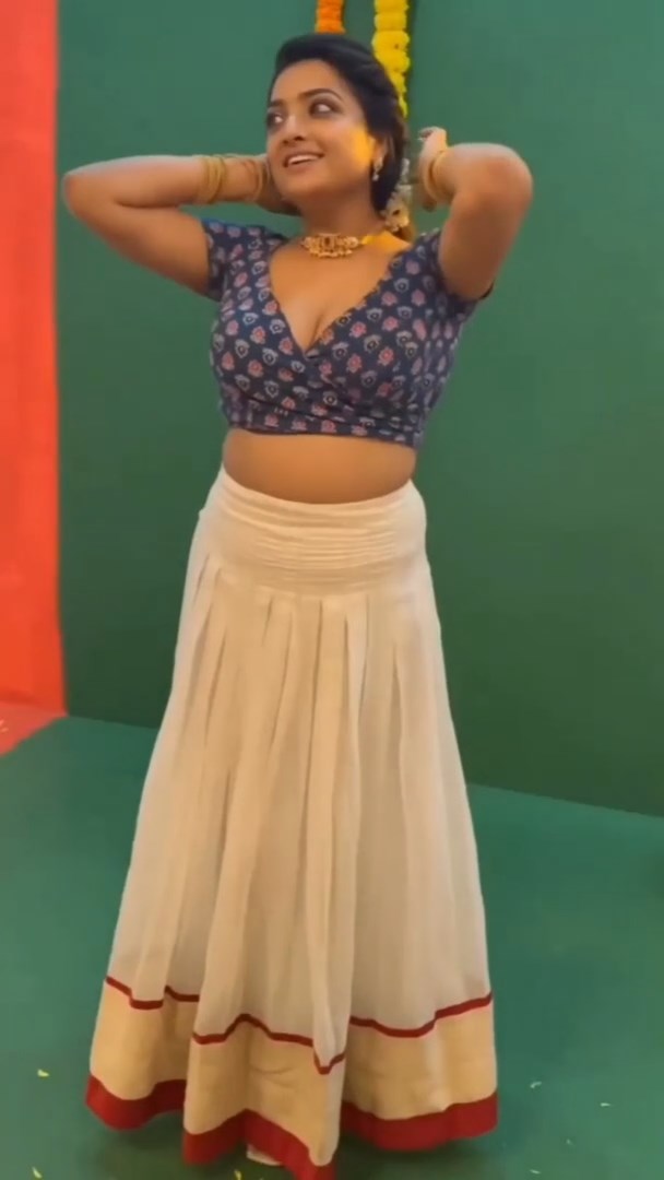 nayana-prasad-awesome-big-boobs-and-cleavage-mkv-snapshot-01-04-393