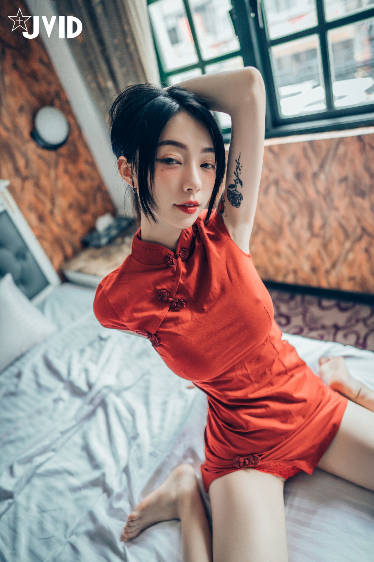jvid 露出 色色旗袍写真，复古窗边的红衣纹身女孩插图