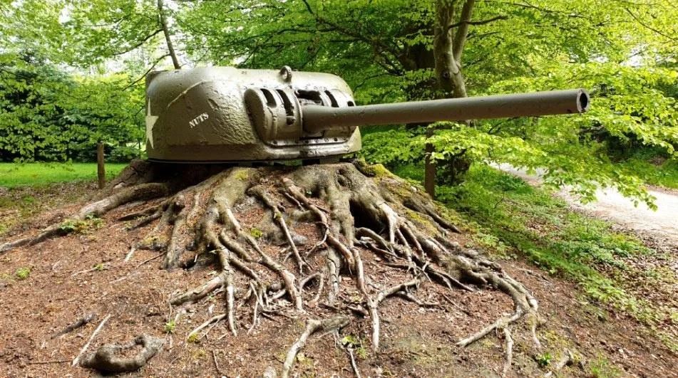 Chars insolites - Page 15 Une-tourelle-M4-Sherman-repose-sur-un-tronc-d-arbre-surplombant-l-all-e-priv-e-menant-au-ch-teau-d-I