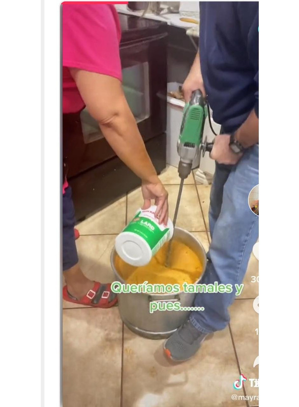 Familia se viralizó en redes por preparar la masa para tamales con un taladro