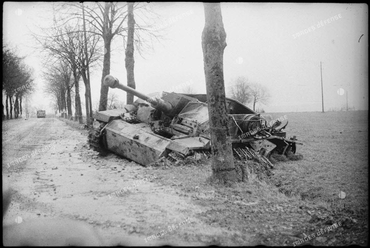 Char allemand Sturmageschütz 40 Auf G (SdKfz 142-1) endommagé et abandonné par les troupes allemande