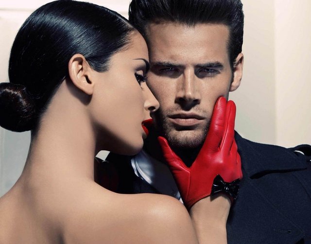 7e99px-ru-wallpaper-115905-jenshina-v-krasnih-perchatkah-rjadom-s-mujchinoj