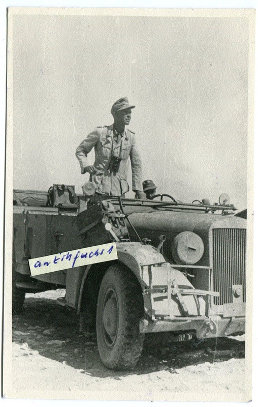 Kübelwagen mit Kommandeur des Afrikakorps in Afr