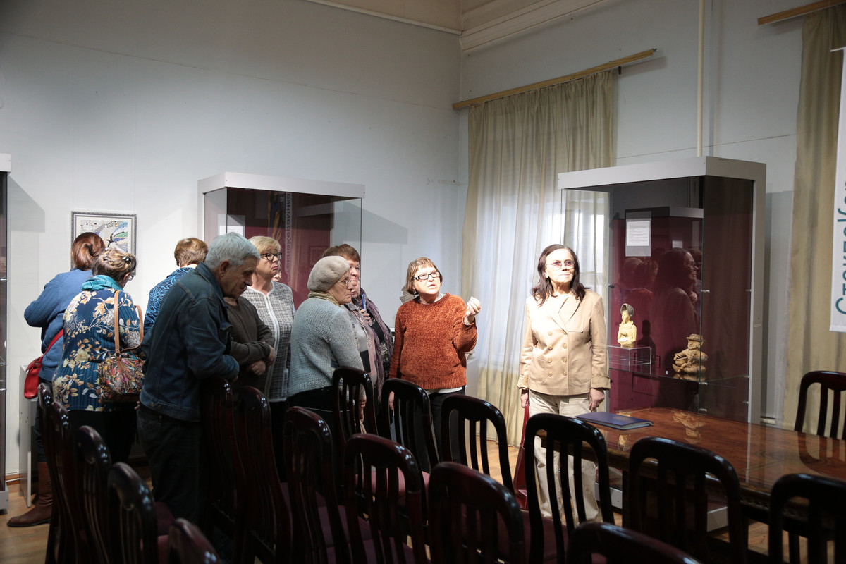 Экскурсию по выставке  ведет А.Х. Фахретденова