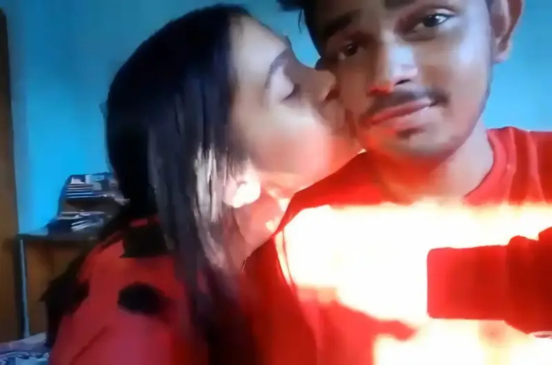 বান্ধবীকে পটিয়ে রুমে নিয়ে গেলো