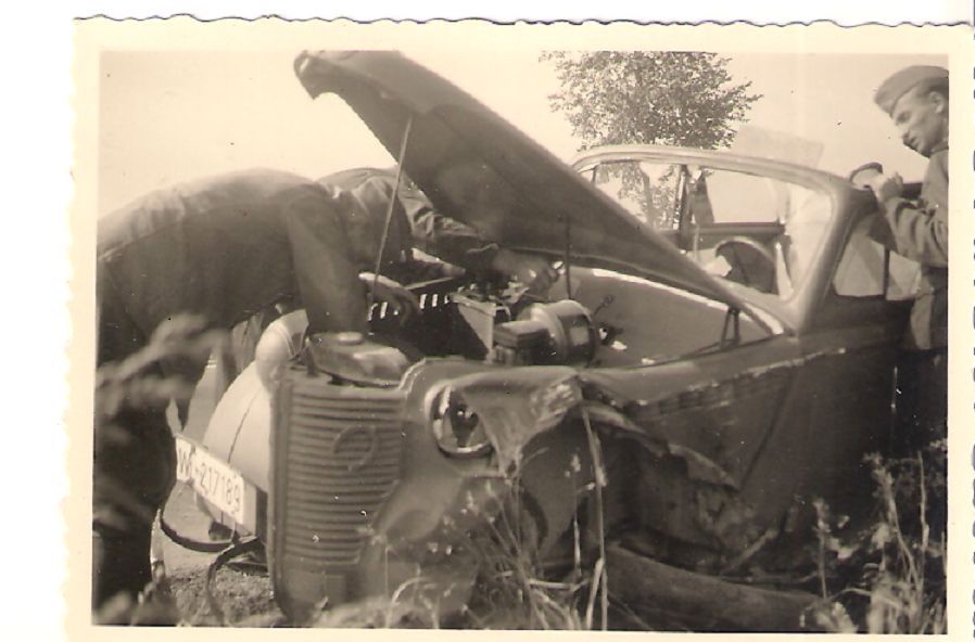 Foto-verunglückter PKW Opel in Frankreich 2.WK