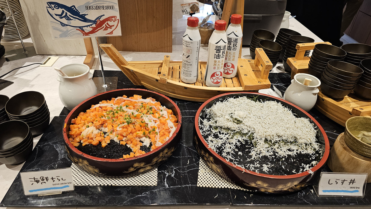 鮭魚和吻仔魚丼飯吃到飽