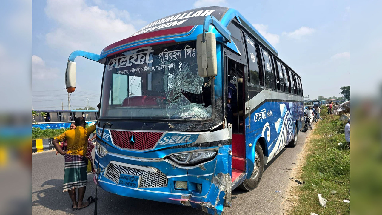 সড়ক দুর্ঘটনায় নিহত ২, অবরোধের পর ঢাকা-আরিচা মহাসড়কে যান চলাচল স্বাভাবিক