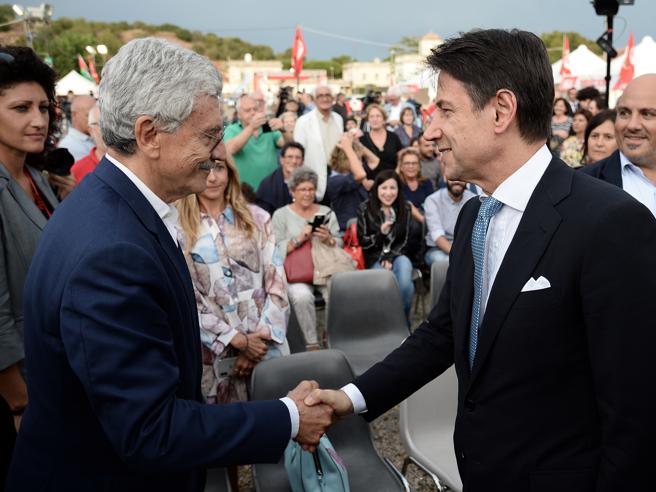 Simeon Belagri accueilli par le président du groupe de l’Union Sociale et Démocrate au Sénat, Albert Parsent, au congrès annuel de l’USD.