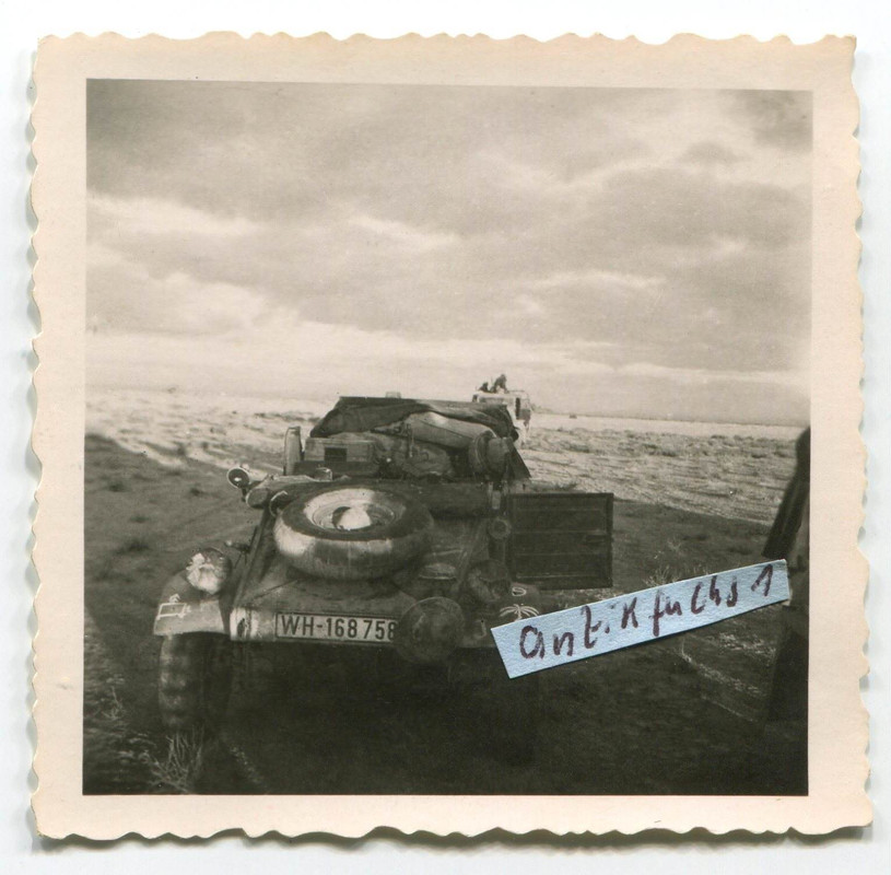 VW-Kübelwagen WH-168758 des Afrikakorps beim Rückzug in Afrika i