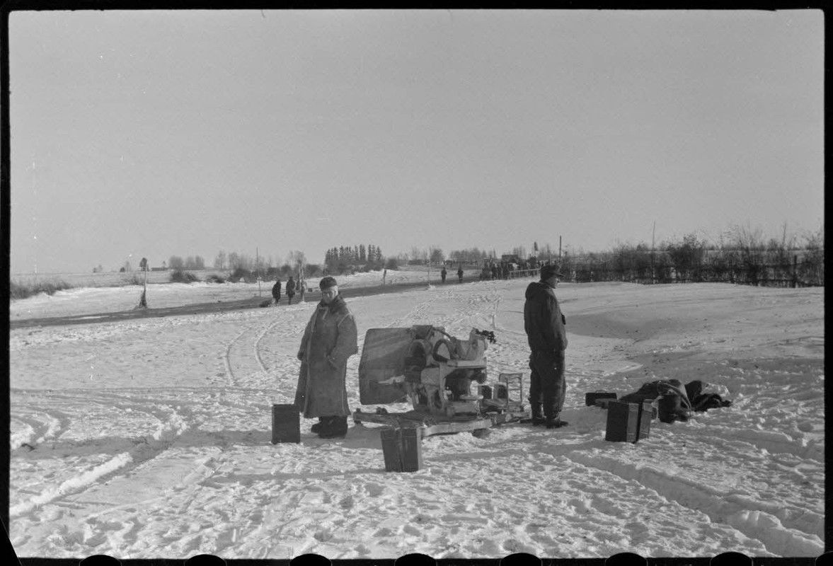 Dans le cadre de l'opération Büffelbewegung, la protection d'une route enneigée par des canons de 2 