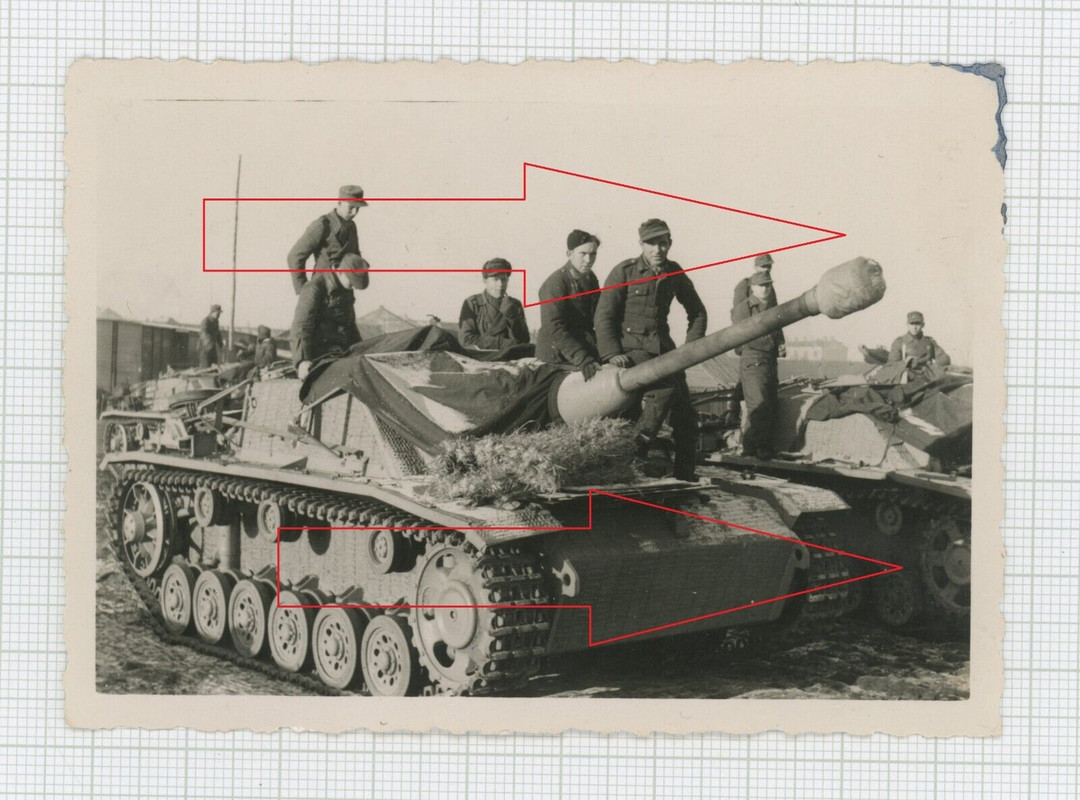 Foto Wehrmacht Sturmgeschütz mit Langrohr Tarnung und Besatzung