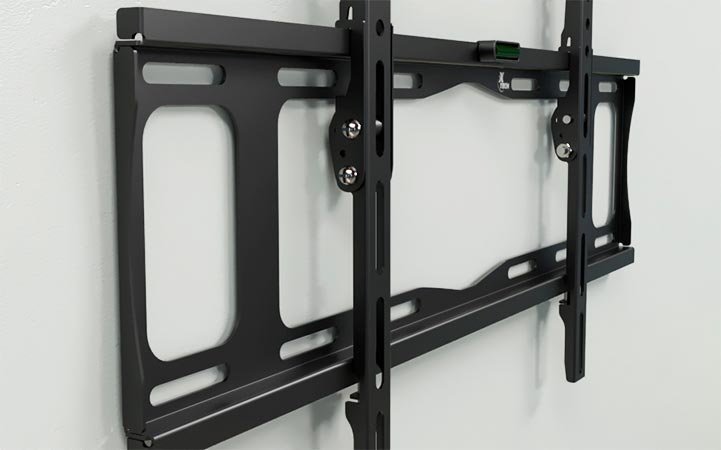 Soporte de pared inclinable Xtech sosteniendo un televisor de gran tamaño.