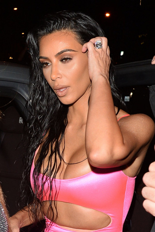 kim-kardashian-at-kylie-jenner-s-21st-birthday-dinner-at-craig-s