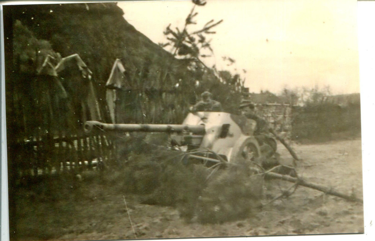 7,5 cm PaK - Geschütz Wehrmacht in getarnter Feuerstellung in Rußland