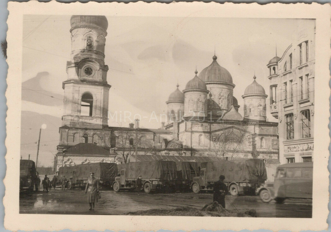 LKW vor russischer Kirche mit Zwiebeltürmen