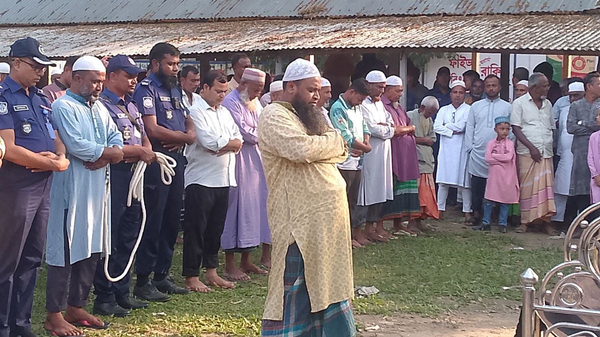 প্যারোলে মুক্তি পেয়ে বাবার জানাজায় সাবেক ছাত্রদল নেতা