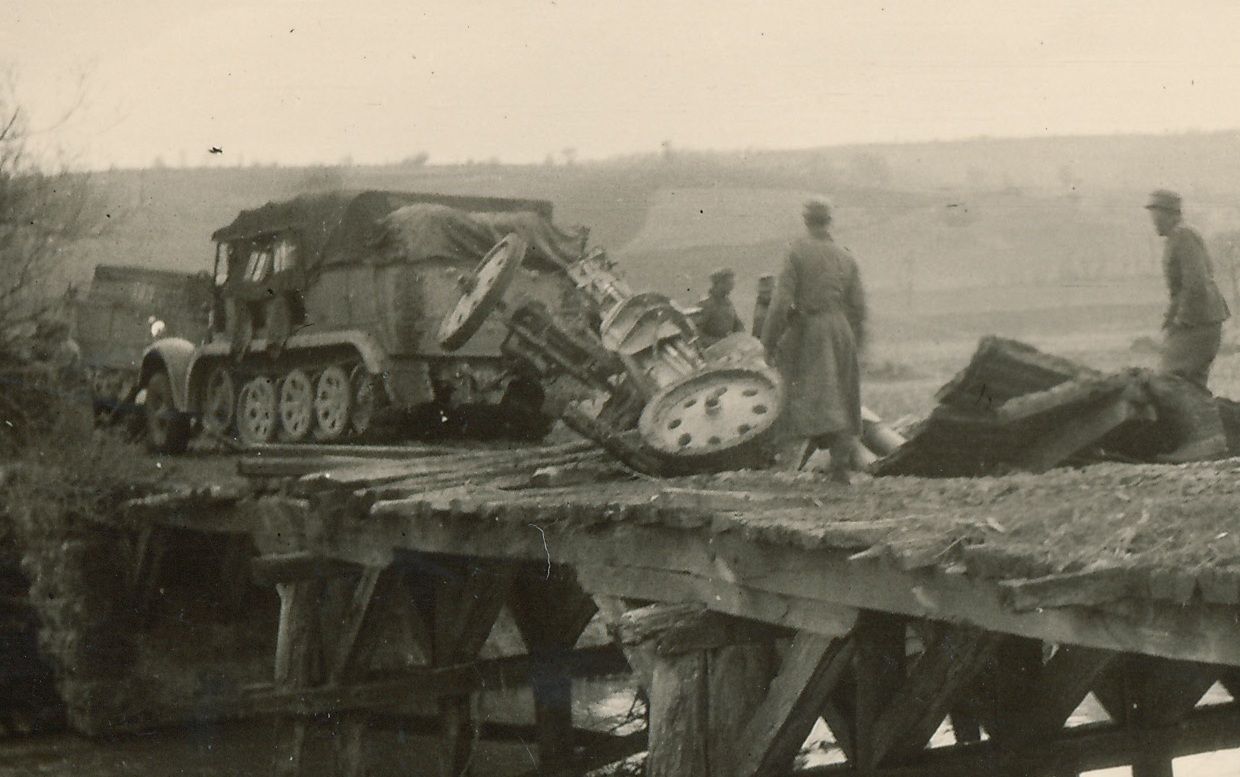 Foto 2.Wk Halbketten-Fahrzeug mit Flak in Brücke