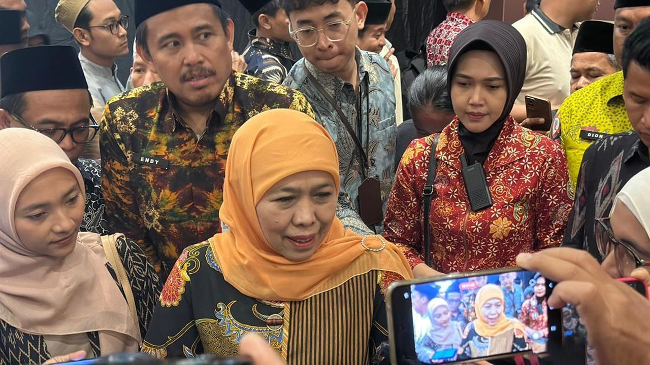 Khofifah Absen Dari KPK, Fokus Wisuda Putranya di Universitas Peking