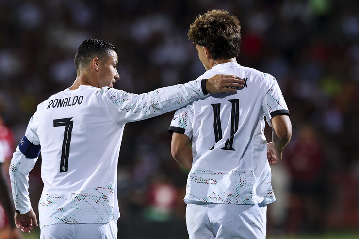 Ronaldo được ca ngợi là vĩnh cửu, Bồ Đào Nha sáng cửa vô địch World Cup