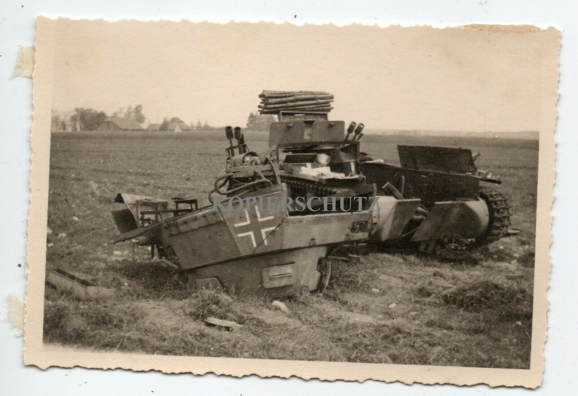Russland 1941 Schlachtfeld zerst. Panzer tank Sturmgeschütz SDkfz Emblem