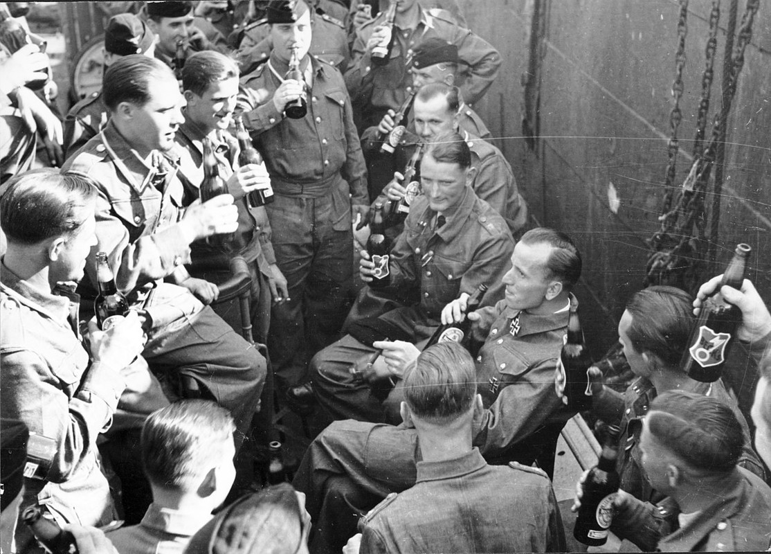 Bundesarchiv_Bild_101II-MW-0951-24A,_Kapitänleutnant_Otto_Kretschmer,_Besatzung-U_99