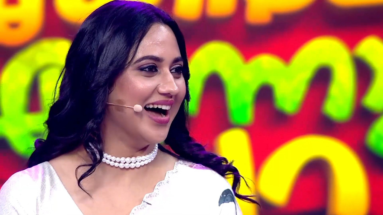 Miya George Navel Uploaded.mp4_snapshot_01.13.436