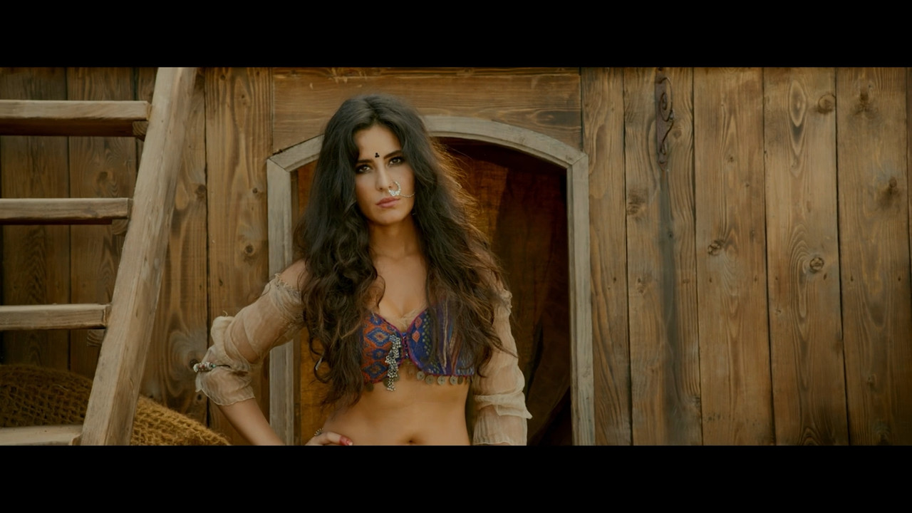 [Image: Katrina-Kaif-hot-Navel-From-Thugs-Of-Hin...-49-19.jpg]