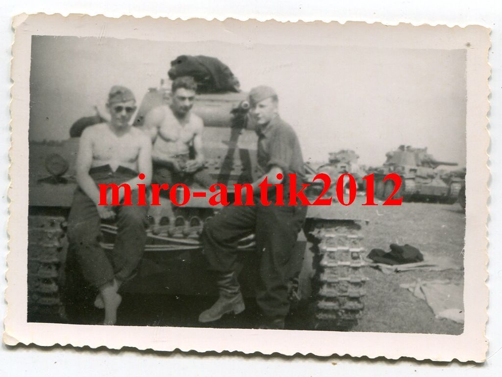 Foto, Panzer-Regiment 10, Panzermänner am Panzer