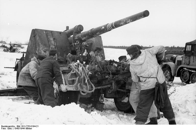 Soldados durante la instalación o desmantelamiento de una pieza de 8.8 cm en la Unión Soviética, diciembre de 1943