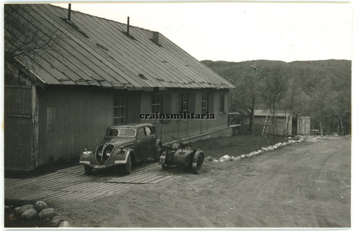 Orig. Foto Peugeot Beute Pkw m. Wappen 1.(F)124 am Flugplatz KIRKENES Norwegen
