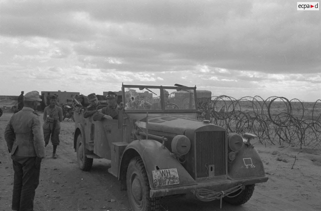 Départ du général Walter Neumann-Silkow à bord d'une Horch Kfz.15.