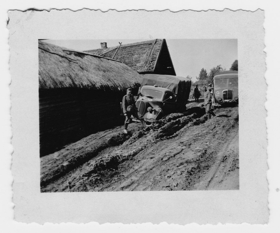 Zwei Lkw Ford 917T und Renault AGK, Russland 1941.