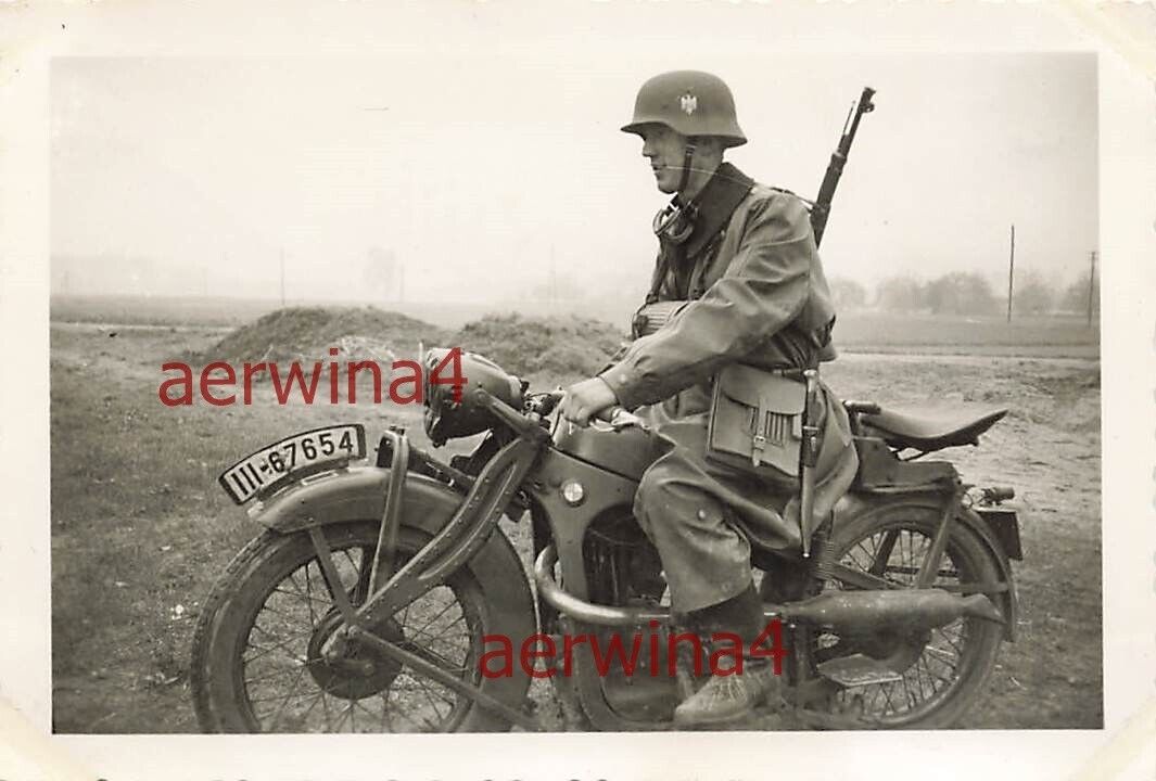 Kradschütze mit Stahlhelm Motorrad BMW R 2 Issum Kleve