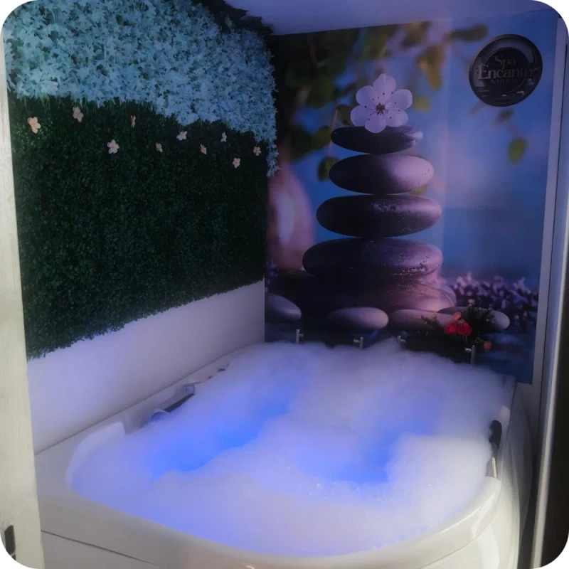 Jacuzzi iluminado en un ambiente de spa.