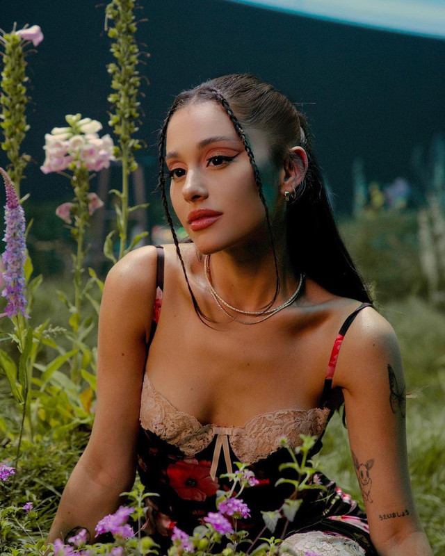 [Image: Ariana-Grande-in-Garden-01.jpg]