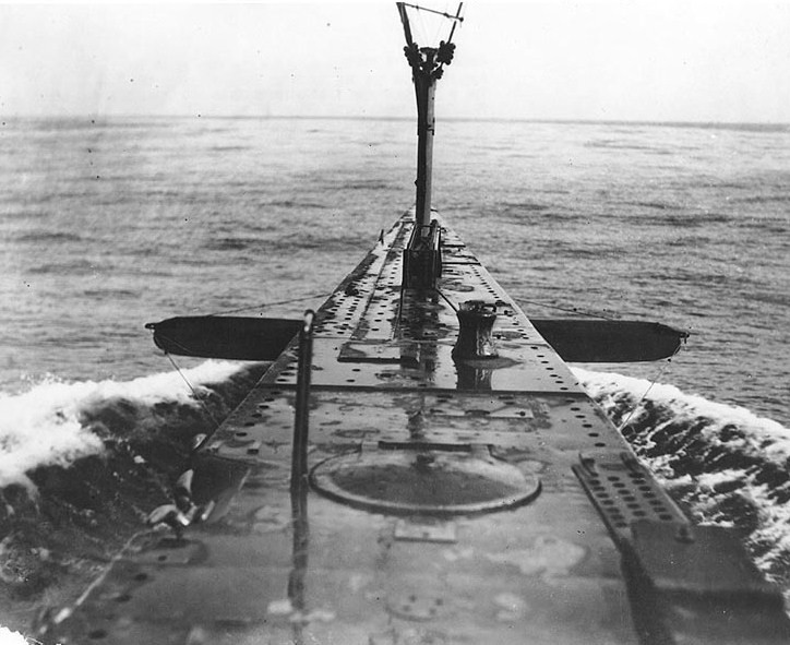 NH_69039_USS_S-41_(SS-146)_preparing_to_dive,_26_February_1924