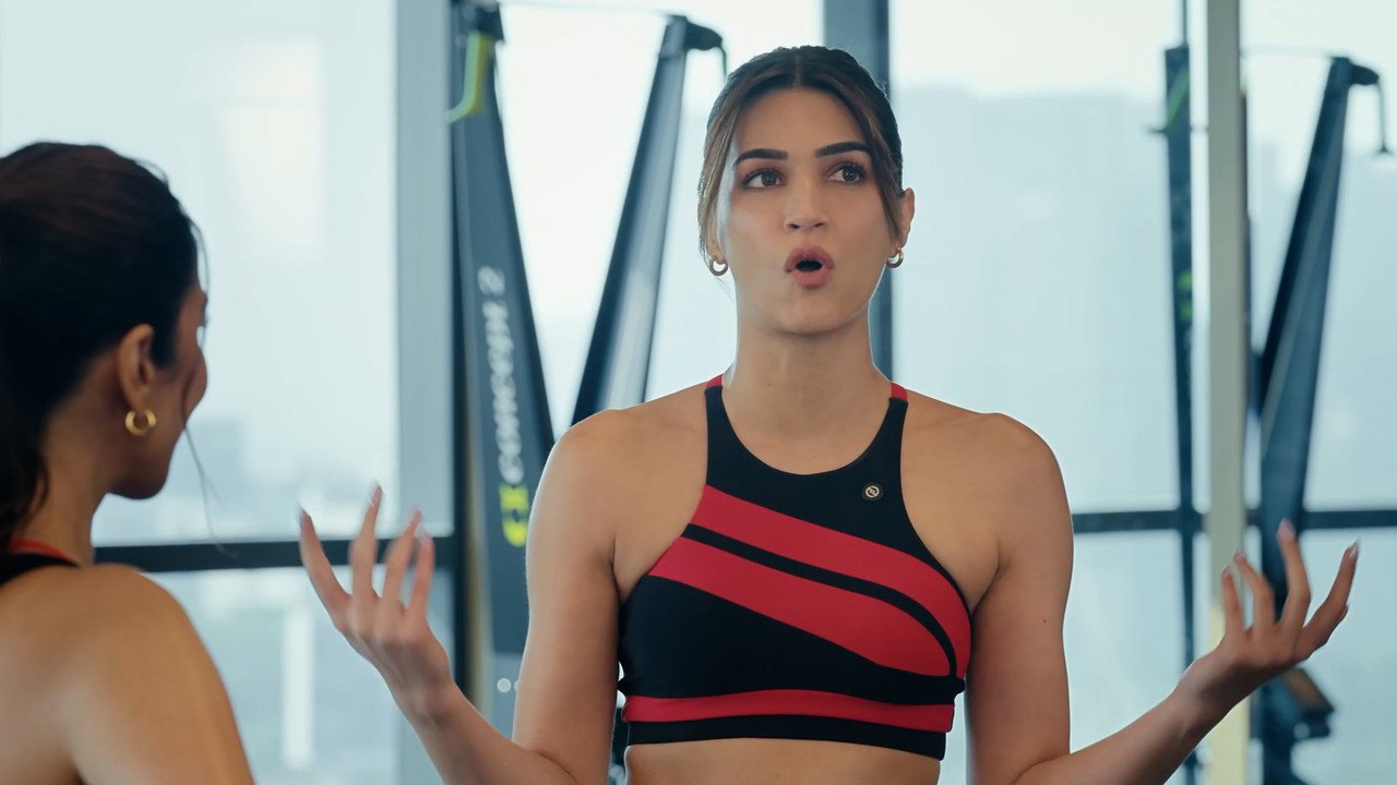 Kriti Sanon-sports-bra.jpg