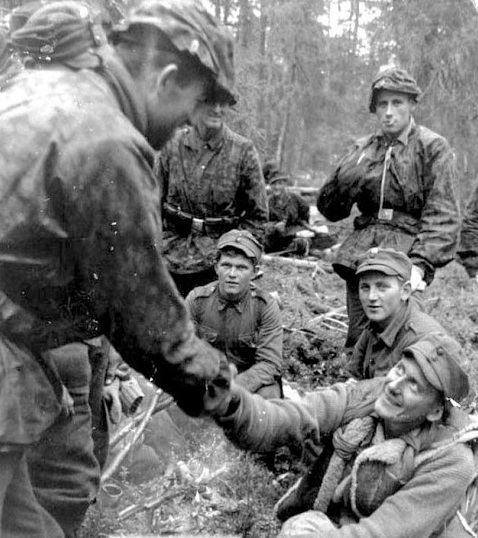 Combatientes de la 6ª División SS de Montaña Nord comparten trinchera con soldados finlandeses Combatientes de la 6ª División SS de Montaña Nord comparten trinchera con soldados finlandeses