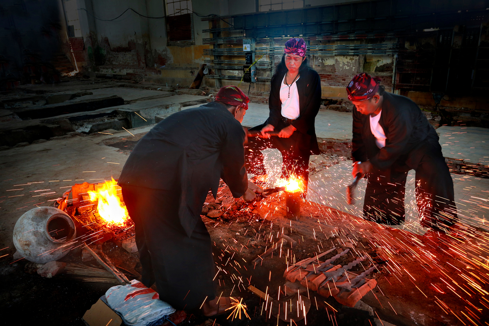 Pengrajin keris di Desa Aeng Tong-tong.