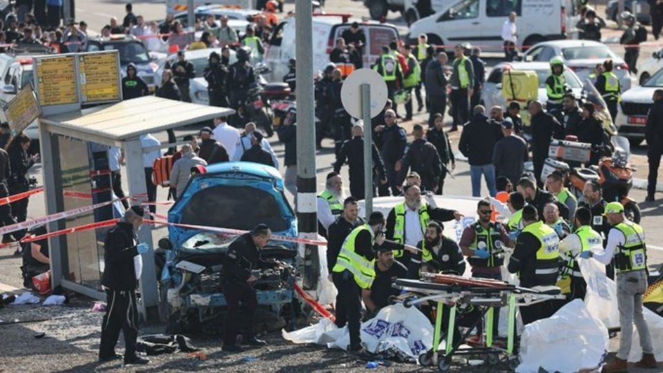 VIDEO: Sujeto impacta su auto contra una parada de autobús en Jesuralén; hay 2 muertos