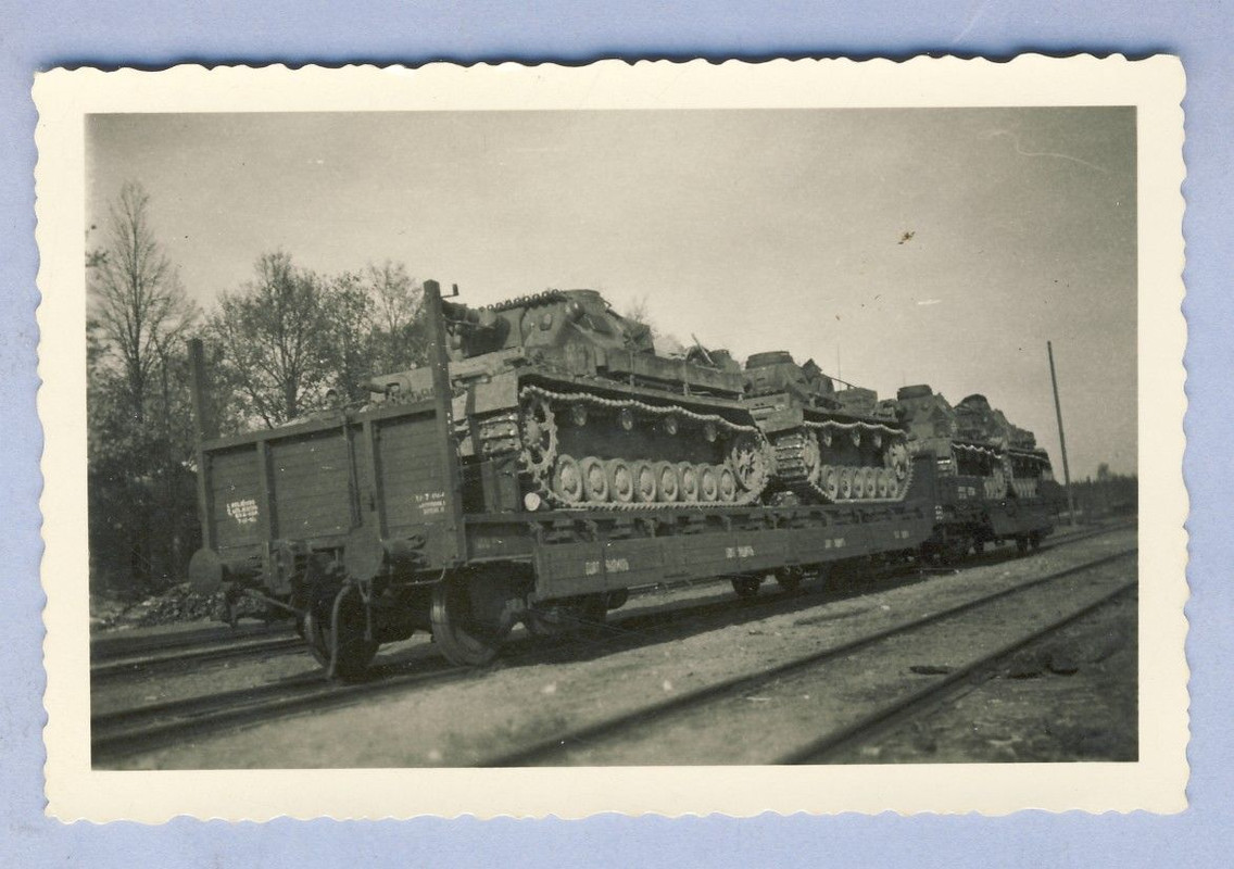 Panzer Wägele mehrere Panzer auf dem Zug Waggon