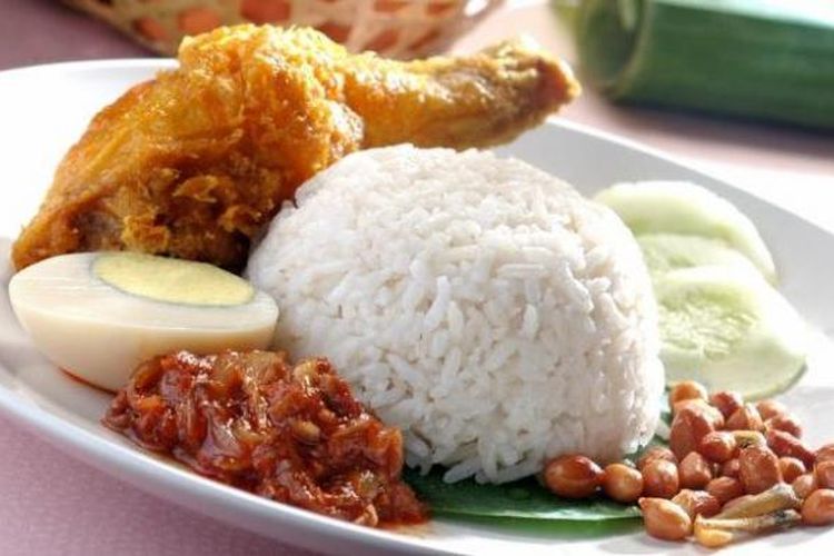 Sajian makanan nasi dengan lauk ayam