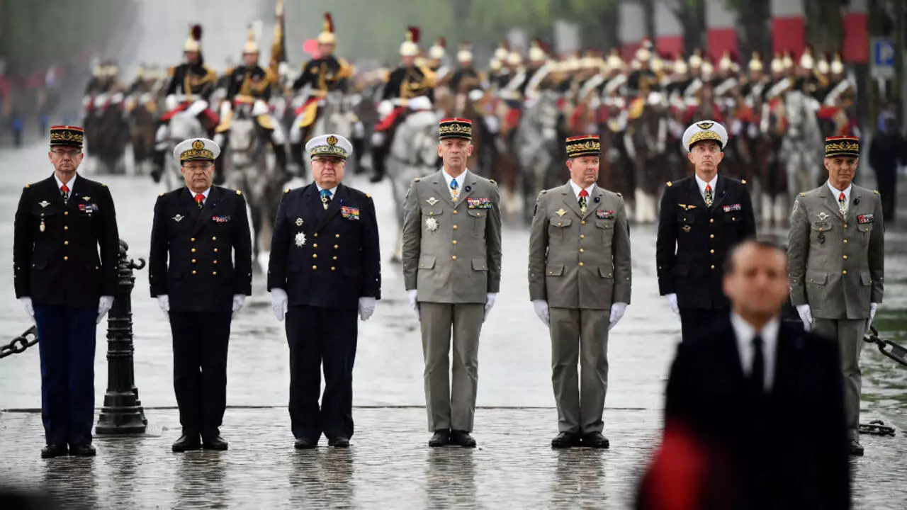 Los generales y almirantes franceses montan guardia detrás del presidente francés en la tumba del soldado desconocido en el Arco de Triunfo el 8 de mayo de 2019. MARTIN BUREAU - POOL - AFP